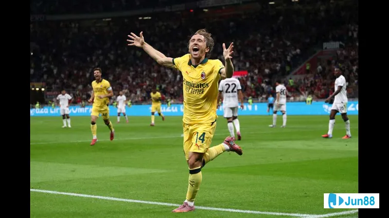 Dziugas Telsiai and Hegelmann players in a fierce battle for the ball Dziugas Telsiai and Hegelmann players in a fierce battle for the ball