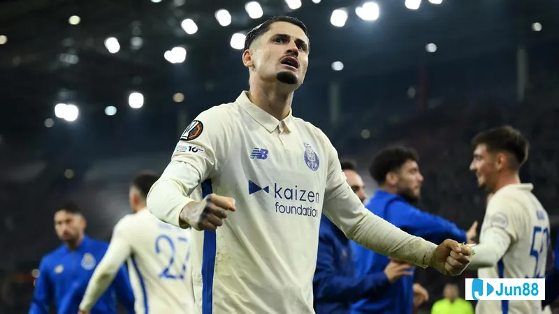 Cầu thủ Lyon với sự quyết tâm tấn công trước phòng ngự của Salzburg Cầu thủ Lyon với sự quyết tâm tấn công trước phòng ngự của Salzburg