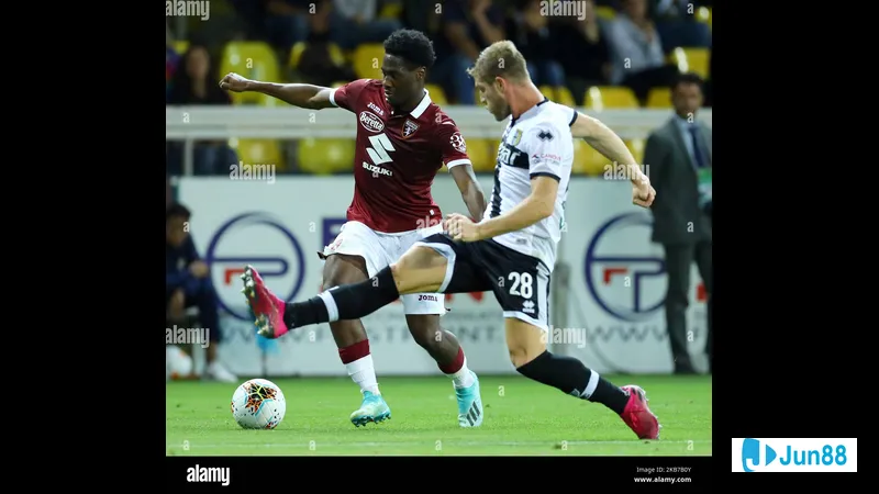 Cầu thủ Parma với sự quyết tâm vượt qua hậu vệ Torino để tiến tới khung thành đối phương