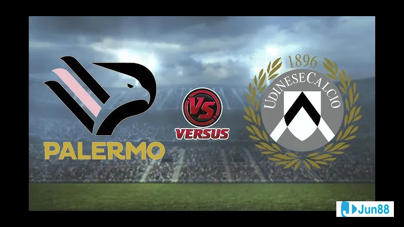 Các cầu thủ Udinese và Palermo đang tranh chấp quả bóng trên sân cỏ Các cầu thủ Udinese và Palermo đang tranh chấp quả bóng trên sân cỏ