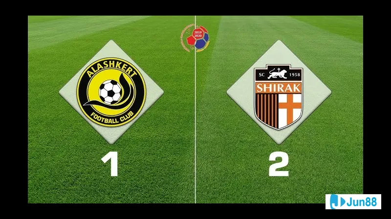 Cầu thủ của Alashkert và Shirak Gyumri tranh chấp quả bóng trên sân cỏ