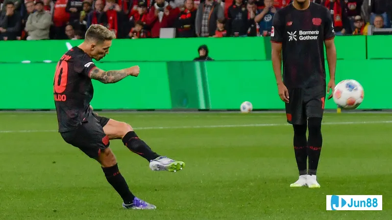 Cầu thủ Bayer Leverkusen dũng mãnh tranh chấp bóng với cầu thủ PSV trong trận đấu gay cấn Cầu thủ Bayer Leverkusen dũng mãnh tranh chấp bóng với cầu thủ PSV trong trận đấu gay cấn