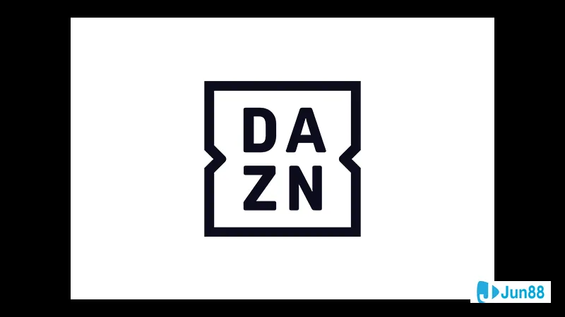 Cầu thủ của đội Brest vượt qua hàng phòng ngự của đội Nantes trong trận đấu bóng đá.