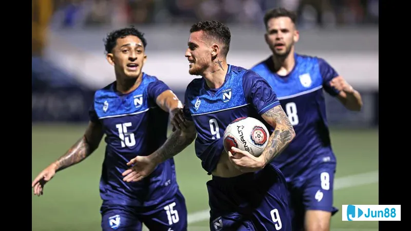 Cầu thủ Costa Rica vượt qua hậu vệ Nicaragua trong trận đấu bóng đá