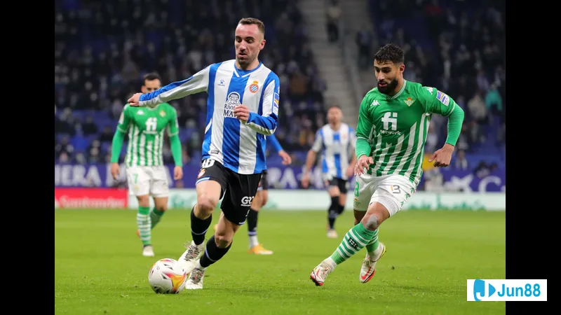 Cầu thủ Espanyol dùng kỹ thuật để vượt qua cầu thủ Real Betis trên sân cỏ