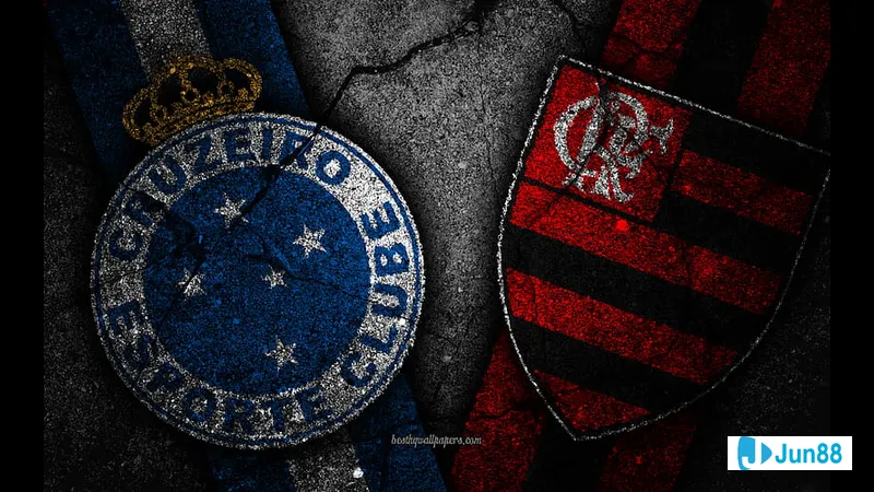 Cầu thủ Flamengo RJ vượt qua cầu thủ Cruzeiro trong trận đấu bóng đá