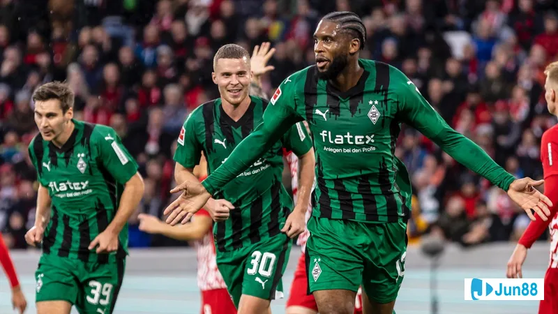 Cầu thủ của Monchengladbach tung cú sút mạnh vào khung thành của Freiburg Cầu thủ của Monchengladbach tung cú sút mạnh vào khung thành của Freiburg