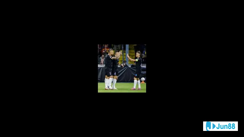 Cầu thủ Panathinaikos đối mặt với hậu vệ của G.A. Eagles trong trận đấu Cầu thủ Panathinaikos đối mặt với hậu vệ của G.A. Eagles trong trận đấu