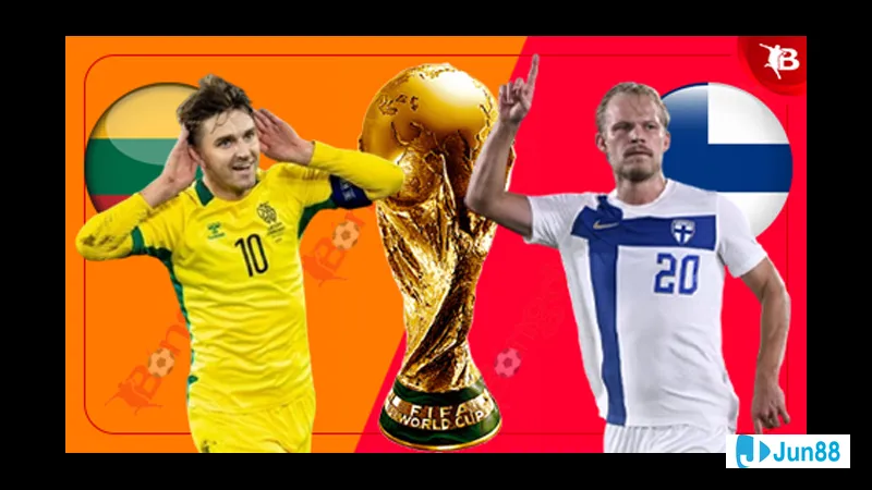 Cầu thủ Phần Lan băng qua hàng phòng ngự của Lithuania trong trận đấu bóng đá