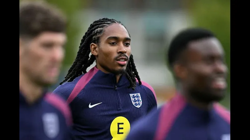 Cầu thủ của Suzhou Dongwu vượt qua cầu thủ Yanbian Longding trên sân cỏ Cầu thủ của Suzhou Dongwu vượt qua cầu thủ Yanbian Longding trên sân cỏ