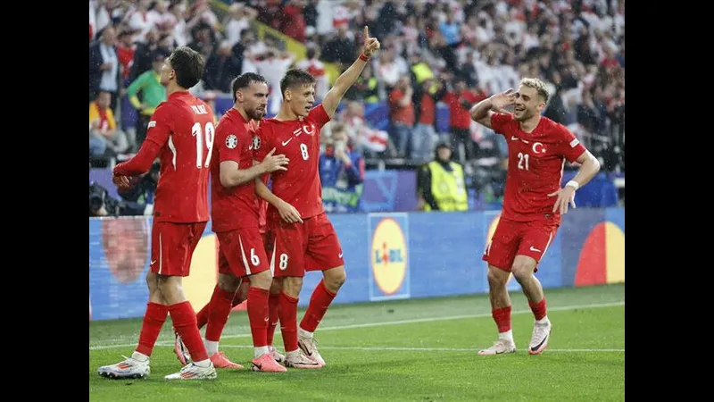 Cầu thủ Thổ Nhĩ Kỳ chiến đấu quyết liệt với cầu thủ Georgia trong trận đấu Cầu thủ Thổ Nhĩ Kỳ chiến đấu quyết liệt với cầu thủ Georgia trong trận đấu