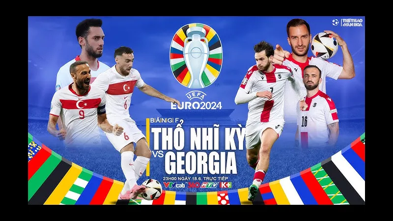 Cầu thủ Thổ Nhĩ Kỳ với chiếc áo màu đỏ đang chống đẩy cầu thủ Georgia với áo màu xanh trên sân cỏ Cầu thủ Thổ Nhĩ Kỳ với chiếc áo màu đỏ đang chống đẩy cầu thủ Georgia với áo màu xanh trên…