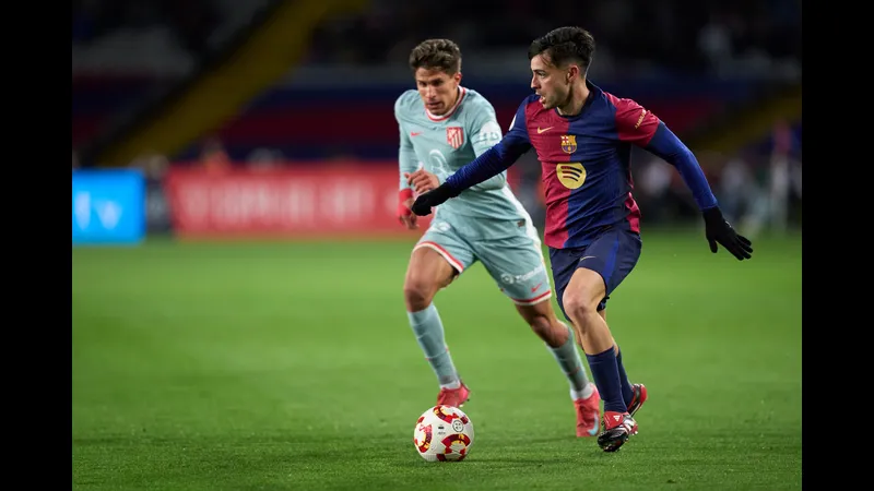 Cầu thủ Barca vượt qua cầu thủ Atletico Madrid với kỹ thuật đi bóng tinh tế Cầu thủ Barca vượt qua cầu thủ Atletico Madrid với kỹ thuật đi bóng tinh tế