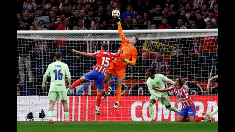 Cầu thủ Barca vượt qua cầu thủ Atletico Madrid bằng kỹ thuật đi bóng tinh tế Cầu thủ Barca vượt qua cầu thủ Atletico Madrid bằng kỹ thuật đi bóng tinh tế