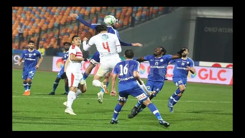 Cầu thủ của Haras El Hodood chiến đấu quyết liệt để giành quyền kiểm soát bóng trước El…
