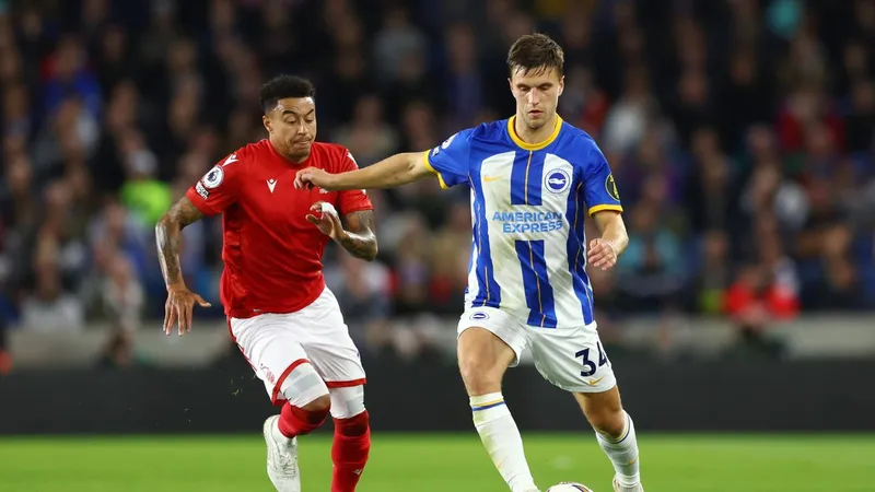Cầu thủ của Nottingham Forest vượt qua cầu thủ của Brighton trên sân cỏ