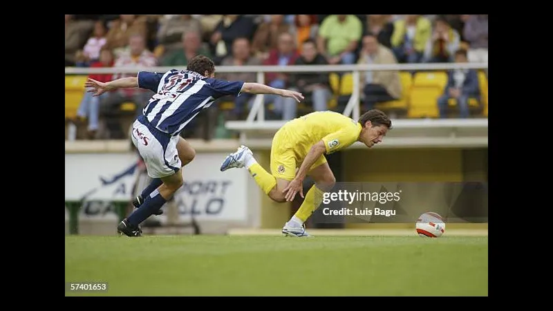 Bức ảnh ghi lại cầu thủ Villarreal dũng mãnh cản phá pha tấn công của Real Sociedad