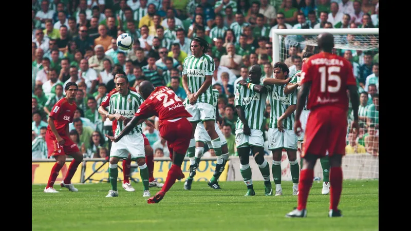 Cầu thủ của Sevilla đang nỗ lực cướp bóng khỏi cầu thủ của Real Betis trên sân cỏ Cầu thủ của Sevilla đang nỗ lực cướp bóng khỏi cầu thủ của Real Betis trên sân cỏ