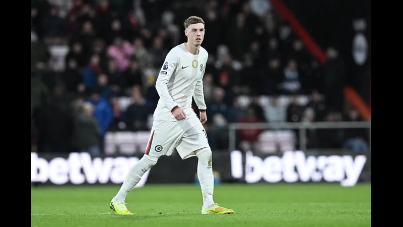 Cầu thủ Atalanta dùng kỹ thuật vượt qua cầu thủ Chelsea trên sân cỏ Cầu thủ Atalanta dùng kỹ thuật vượt qua cầu thủ Chelsea trên sân cỏ