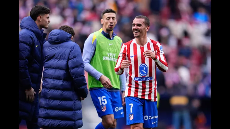 Cầu thủ của Baleares vượt qua hậu vệ Atletico Madrid trong trận đấu quyết liệt Cầu thủ của Baleares vượt qua hậu vệ Atletico Madrid trong trận đấu quyết liệt