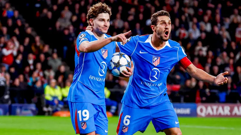 Cầu thủ Atletico Madrid với nụ cười hạnh phúc sau khi ghi bàn trong trận đấu với Baleares Cầu thủ Atletico Madrid với nụ cười hạnh phúc sau khi ghi bàn trong trận đấu với Baleares