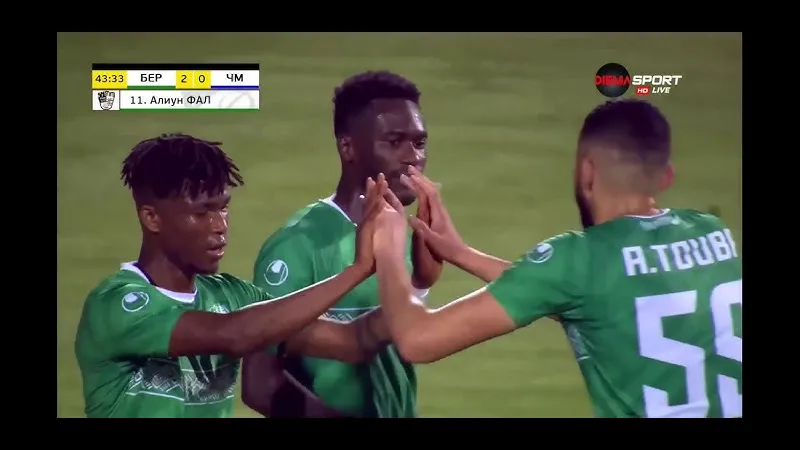 Cầu thủ của đội Beroe tung cú đá mạnh vào khung thành đội Cherno More trong trận đấu. Cầu thủ của đội Beroe tung cú đá mạnh vào khung thành đội Cherno More trong trận đấu.