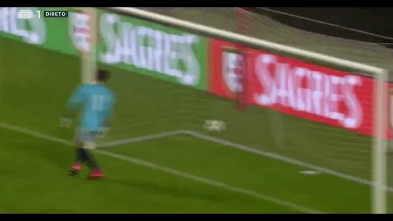 Cầu thủ Beroe với nỗ lực nhanh nhẹn vượt qua hậu vệ Cherno More để tiến vào vòng cấm đối phương Cầu thủ Beroe với nỗ lực nhanh nhẹn vượt qua hậu vệ Cherno More để tiến vào vòng cấm đối…