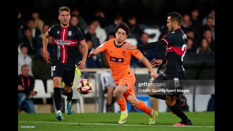 Cầu thủ Cartagena vượt qua hậu vệ Valencia với tốc độ và kỹ thuật Cầu thủ Cartagena vượt qua hậu vệ Valencia với tốc độ và kỹ thuật