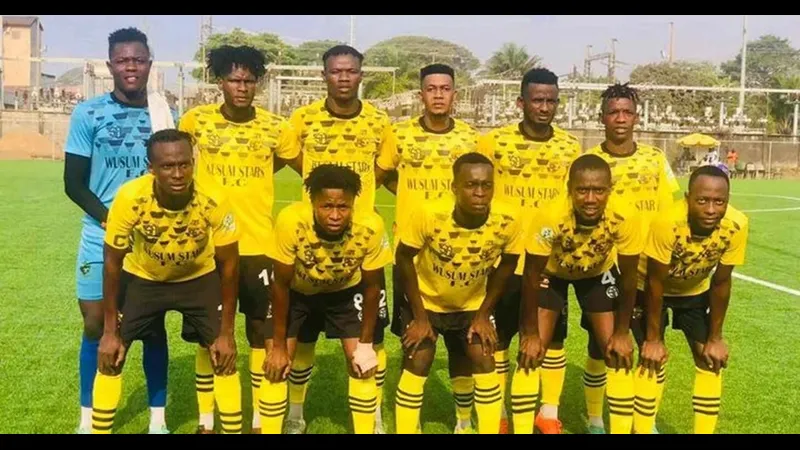 Cầu thủ của Diamond Stars vượt qua phòng ngự của Wusum Stars trong trận đấu bóng đá