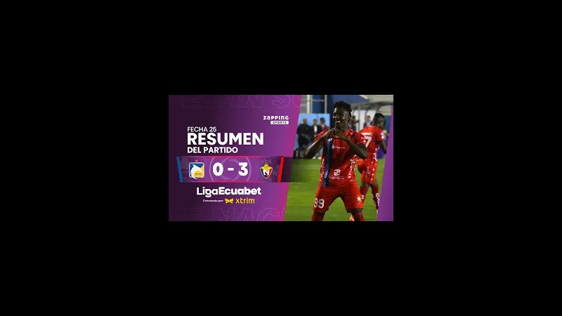 Cầu thủ của El Nacional chạy nhanh với bóng trước sự truy đuổi từ cầu thủ của Delfin Cầu thủ của El Nacional chạy nhanh với bóng trước sự truy đuổi từ cầu thủ của Delfin