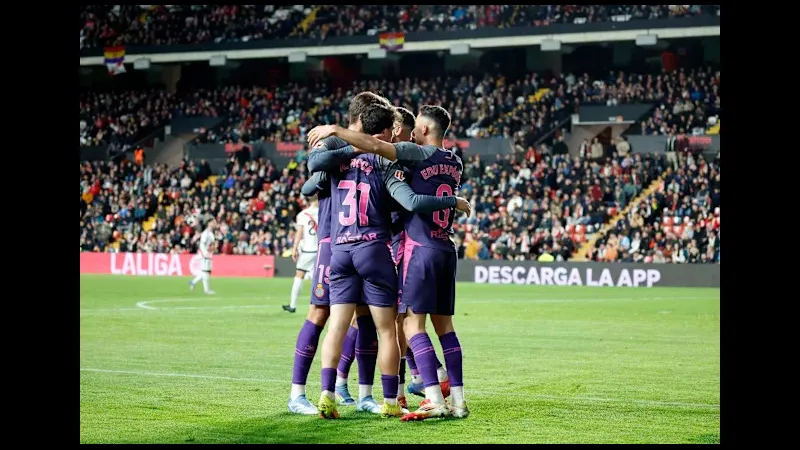 Cầu thủ của Espanyol vượt qua cầu thủ Rayo Vallecano trong trận đấu Cầu thủ của Espanyol vượt qua cầu thủ Rayo Vallecano trong trận đấu