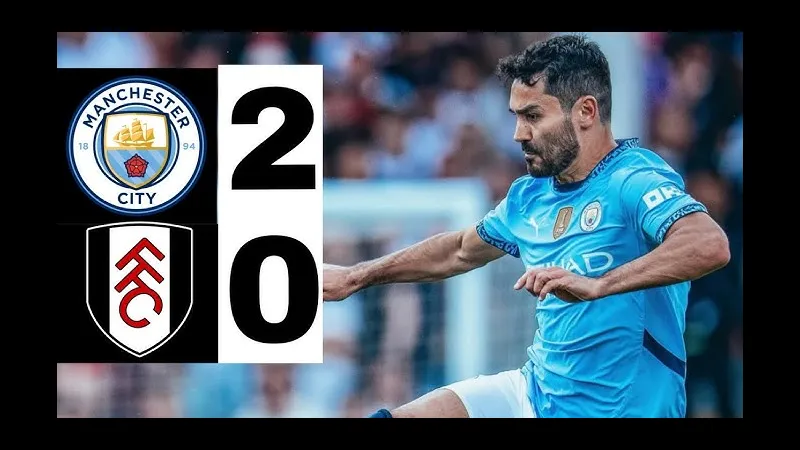 Cầu thủ Fulham đang vượt qua cầu thủ Man City trên sân cỏ Cầu thủ Fulham đang vượt qua cầu thủ Man City trên sân cỏ