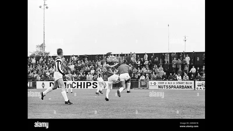 Cầu thủ của đội Heracles tạo ra khoảnh khắc ấn tượng khi vượt qua hàng phòng ngự của đội Hoogeveen Cầu thủ của đội Heracles tạo ra khoảnh khắc ấn tượng khi vượt qua hàng phòng ngự của đội…