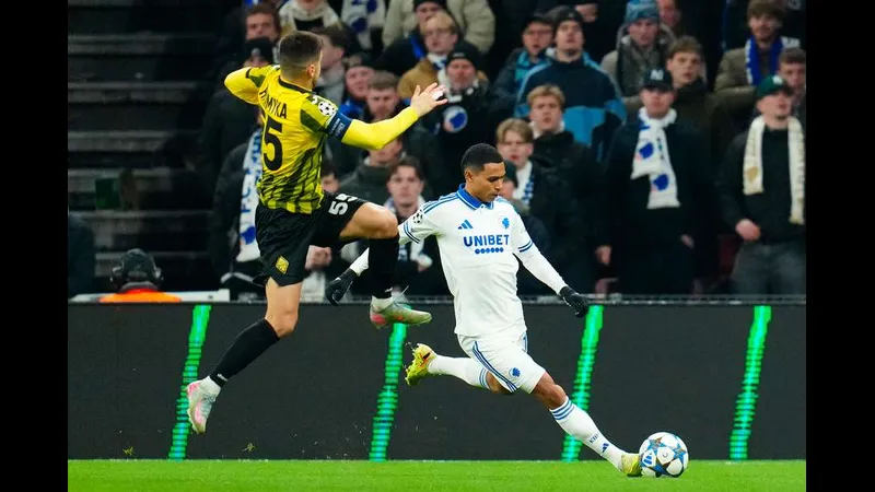 Cầu thủ của Kairat Almaty dũng mãnh chiến đấu với cầu thủ của Olympiacos trong trận đấu…