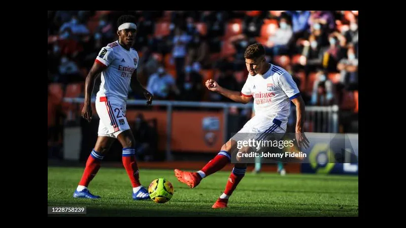 Cầu thủ Lyon tung cú sút mạnh vào khung thành Lorient trong trận đấu