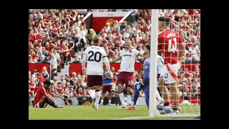 Cầu thủ MU vượt qua hậu vệ của West Ham với tốc độ và kỹ thuật cá nhân xuất sắc