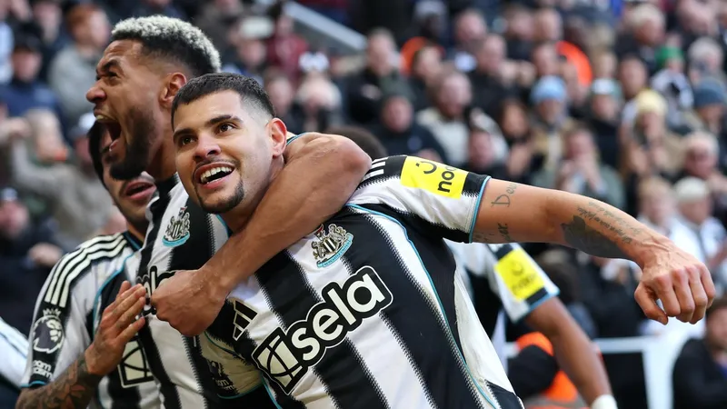 Cầu thủ Newcastle vượt qua phòng ngự của Fulham trong trận đấu