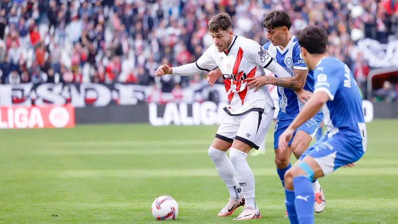 Cầu thủ Real Avila chạy nhanh với bóng trước áp lực từ cầu thủ Rayo Vallecano. Cầu thủ Real Avila chạy nhanh với bóng trước áp lực từ cầu thủ Rayo Vallecano.