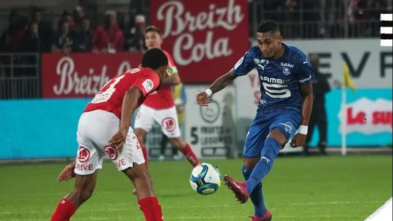 Cầu thủ Rennes với bóng trước hậu vệ đối phương trong trận đấu với Brest