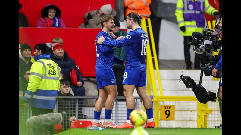 Cầu thủ của SC Poltava vượt qua cầu thủ của Epitsentr trong một pha tranh chấp trên sân Cầu thủ của SC Poltava vượt qua cầu thủ của Epitsentr trong một pha tranh chấp trên sân