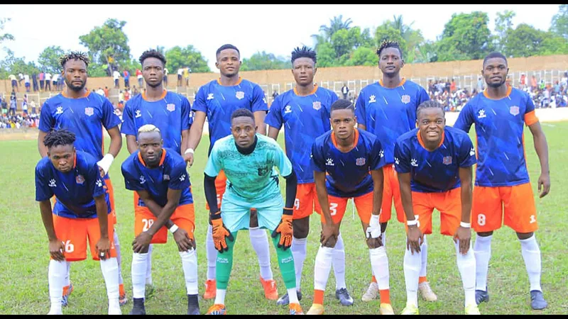 Cầu thủ của Tanganyika vượt qua cầu thủ của Malole để tiến vào vòng cấm đối phương Cầu thủ của Tanganyika vượt qua cầu thủ của Malole để tiến vào vòng cấm đối phương