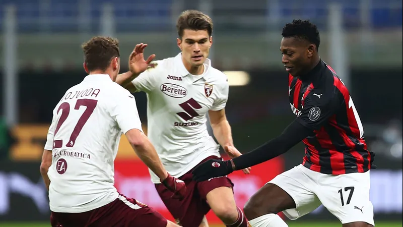 Cầu thủ của Torino dùng kỹ thuật cá nhân để vượt qua cầu thủ AC Milan trên sân cỏ