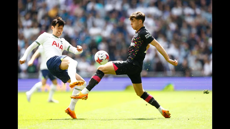 Cầu thủ Tottenham với sự quyết tâm chuyền bóng qua hậu vệ Brentford Cầu thủ Tottenham với sự quyết tâm chuyền bóng qua hậu vệ Brentford