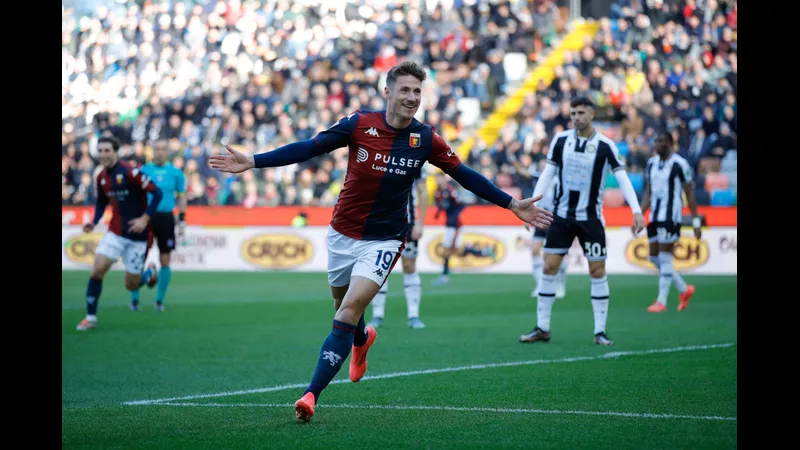 Cầu thủ Udinese quyết tâm vượt qua Genoa để tiến vào vòng cấm đối phương Cầu thủ Udinese quyết tâm vượt qua Genoa để tiến vào vòng cấm đối phương