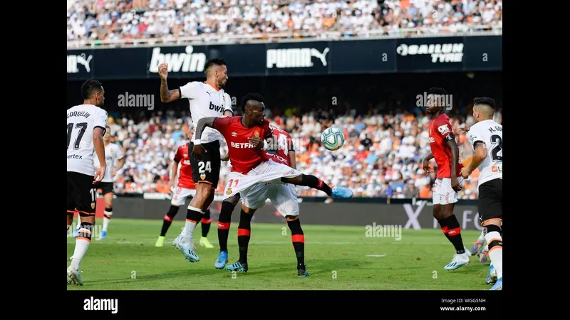 Cầu thủ Valencia dùng kỹ thuật cá nhân vượt qua hậu vệ của Mallorca Cầu thủ Valencia dùng kỹ thuật cá nhân vượt qua hậu vệ của Mallorca