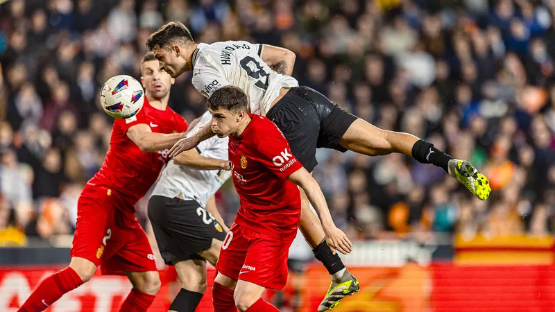 Cầu thủ Valencia vượt qua cầu thủ Mallorca trong trận đấu Cầu thủ Valencia vượt qua cầu thủ Mallorca trong trận đấu