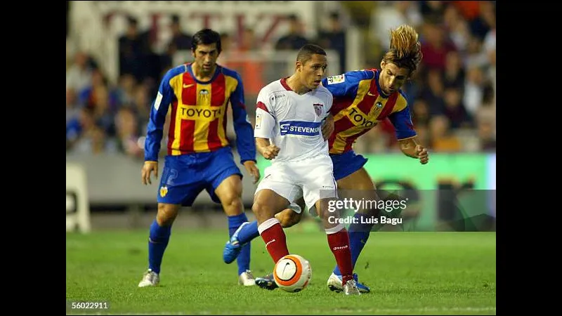 Cầu thủ Valencia vượt qua cầu thủ Sevilla trong trận đấu hôm nay Cầu thủ Valencia vượt qua cầu thủ Sevilla trong trận đấu hôm nay