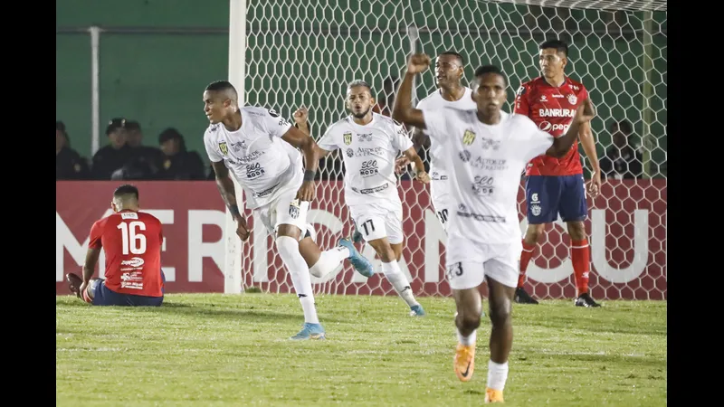 Cầu thủ của Xelaju bứt tốc vượt qua hậu vệ của Antigua trong trận đấu sôi động Cầu thủ của Xelaju bứt tốc vượt qua hậu vệ của Antigua trong trận đấu sôi động