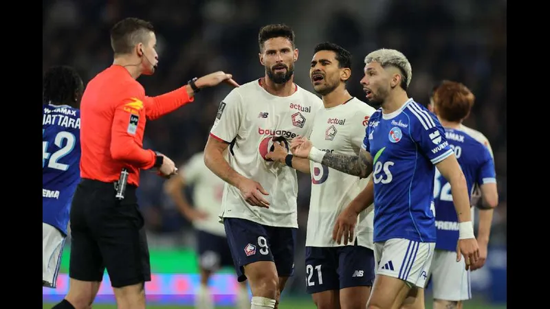 Cầu thủ Lille thể hiện sự nỗ lực khi chiến đấu với đối thủ Young Boys trong trận đấu.