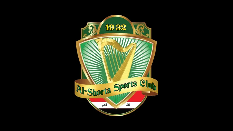 Cầu thủ Al Shorta đang tung cú sút mạnh mẽ vào khung thành đối phương